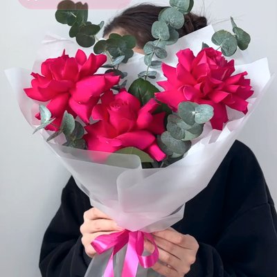 Авторский букет из 3 французских роз в малиновом цвете с эвкалиптом