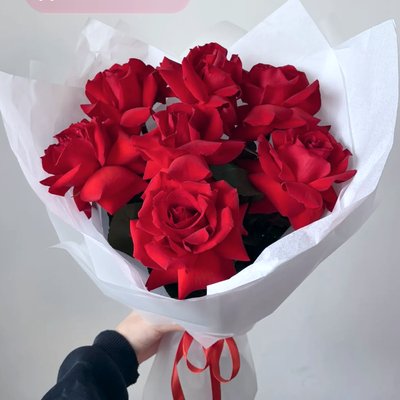 Стильный букет из 7 красных французских роз в объемной белой упаковке