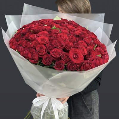 Букет из красных роз в упаковке