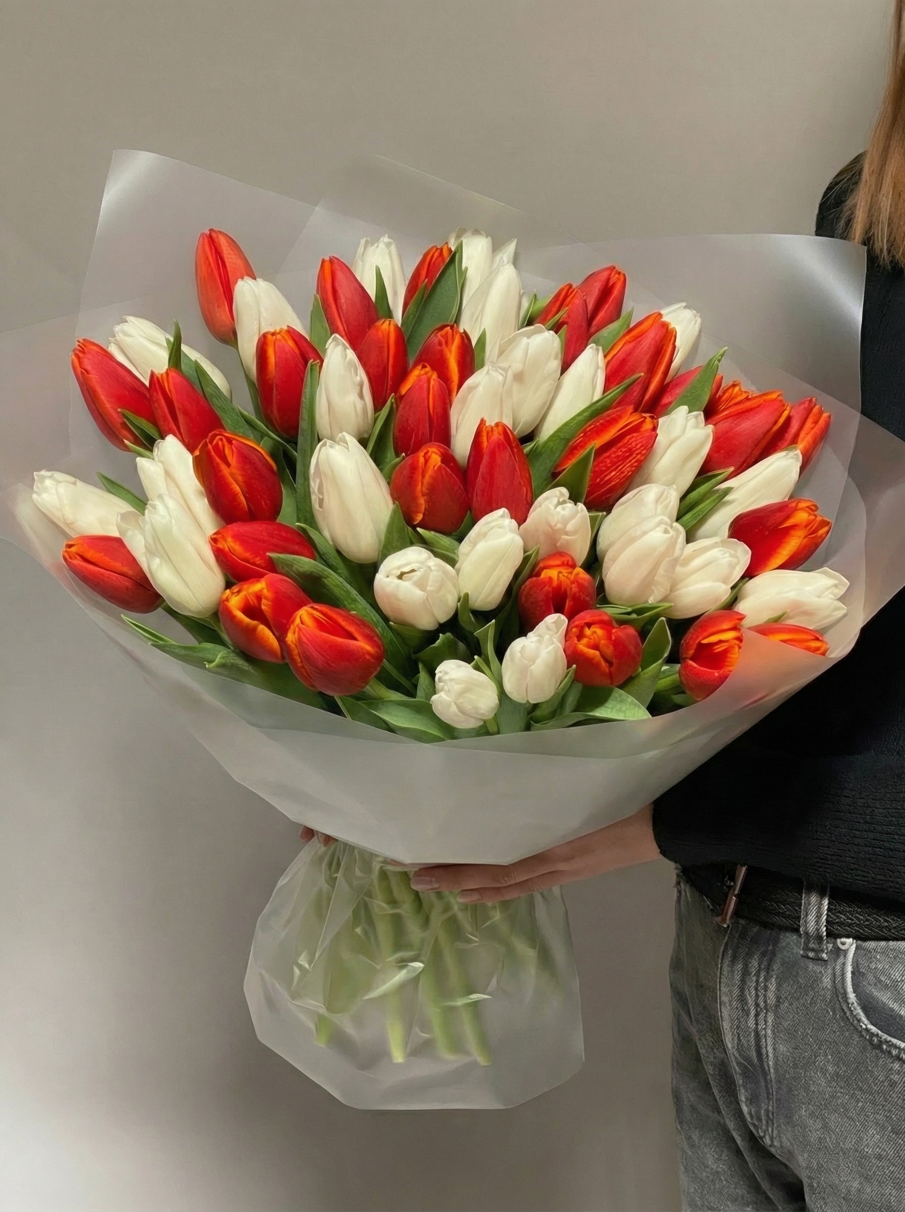 Букет из красных и белых тюльпанов - 51шт. - фото букета
