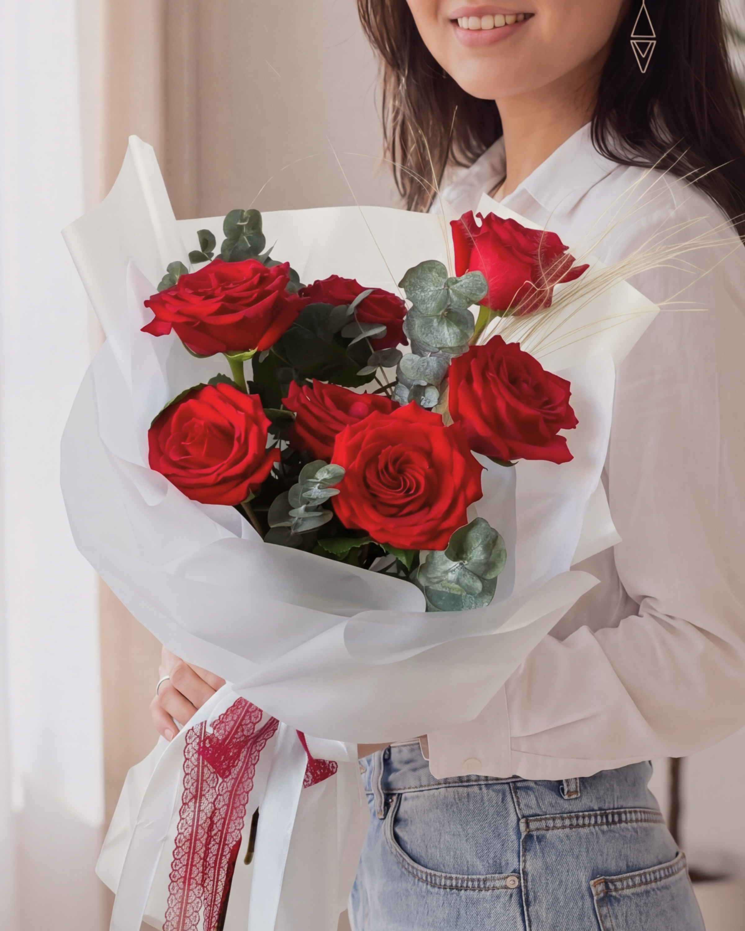 Букет из 7 красных роз с эвкалиптом - фото букета