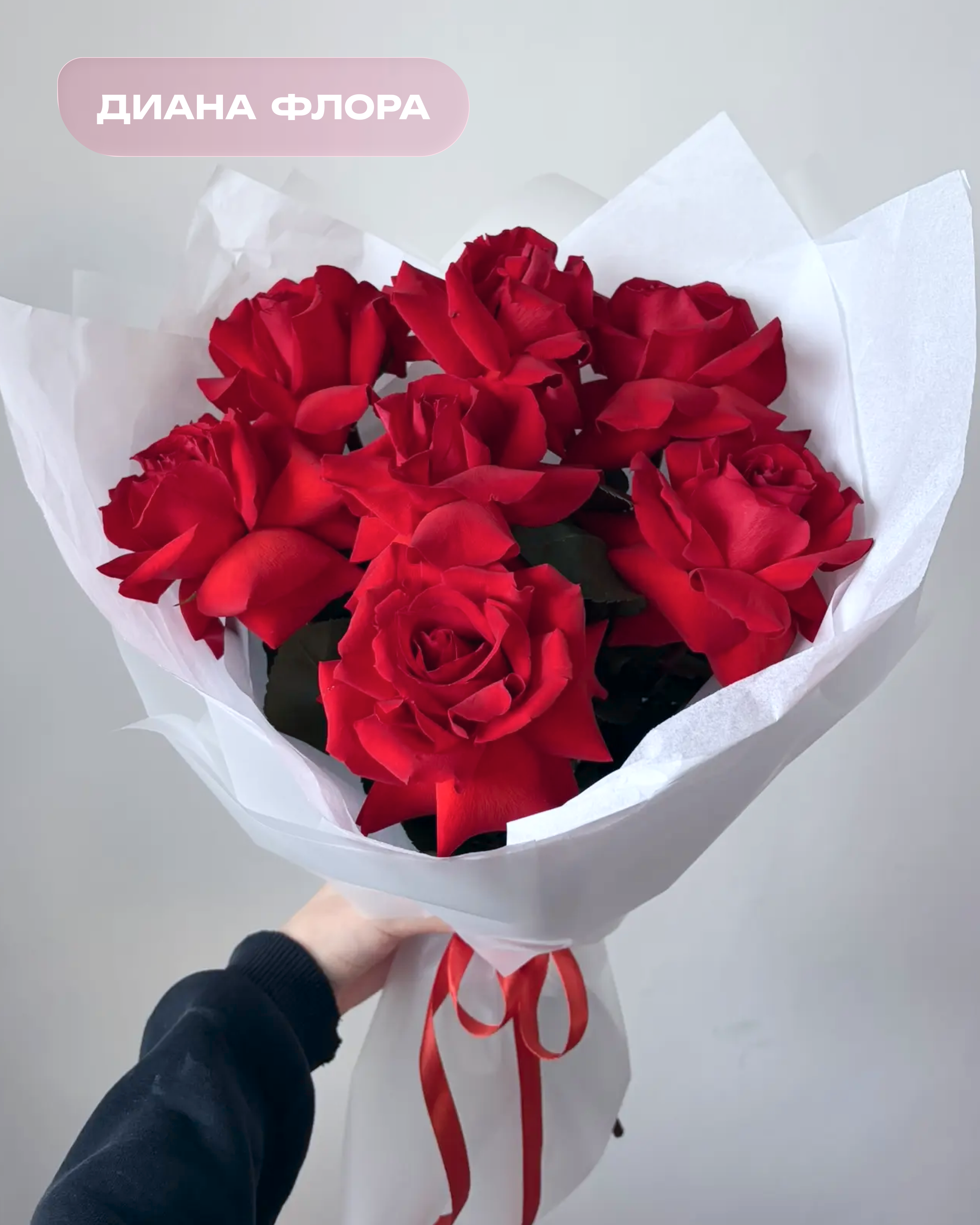 Стильный букет из 7 красных французских роз в объемной белой упаковке - фото букета