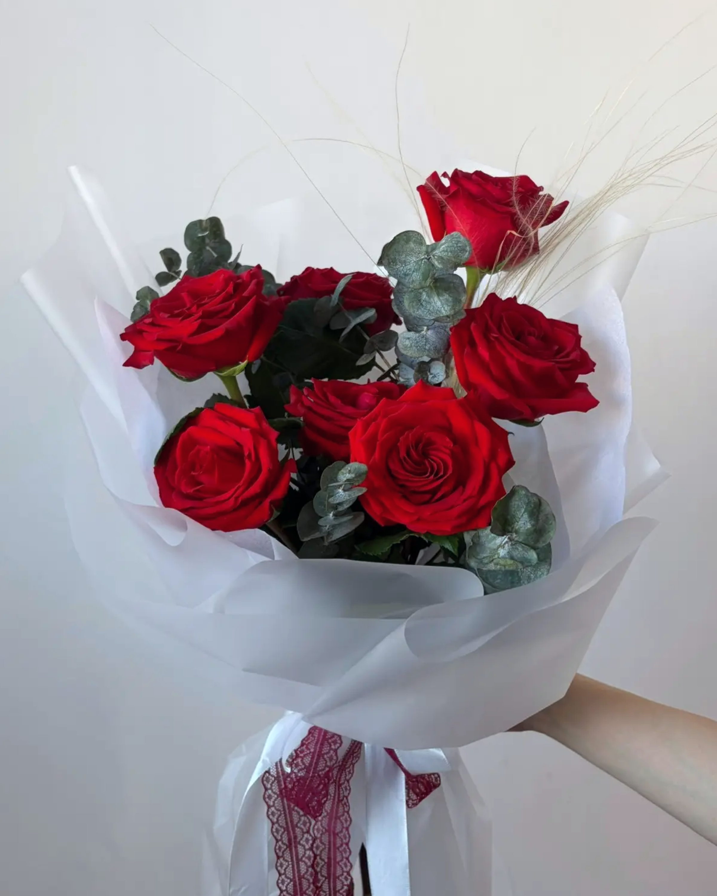 Букет из 7 красных роз с эвкалиптом - миниатюра 2