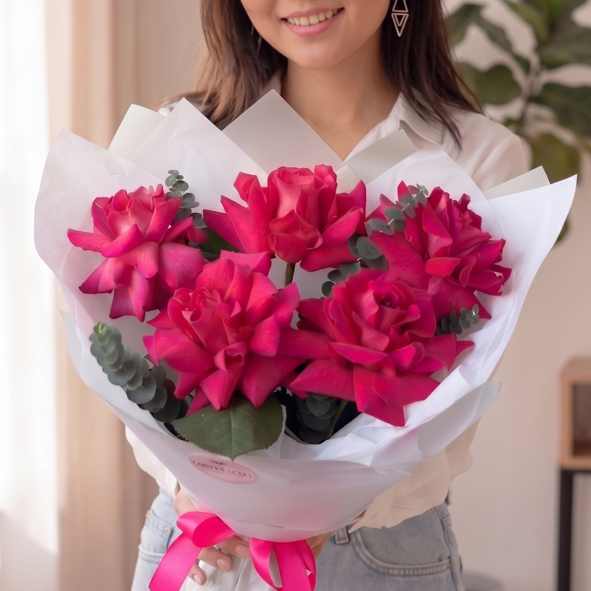 Букет из 7 французских роз с эвкалиптом