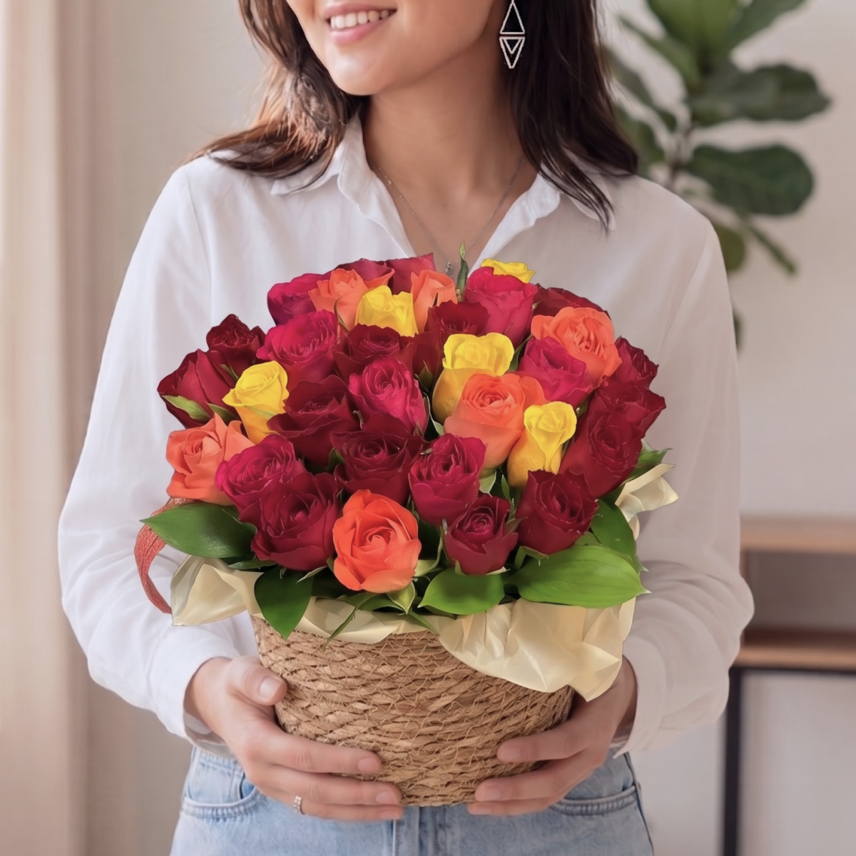 Корзина из 33 разноцветных роз