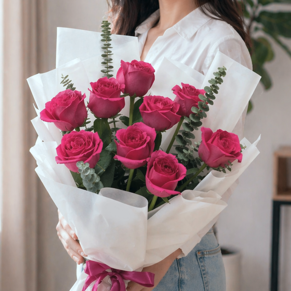 Букет из 9 ярко-розовых роз с эвкалиптом