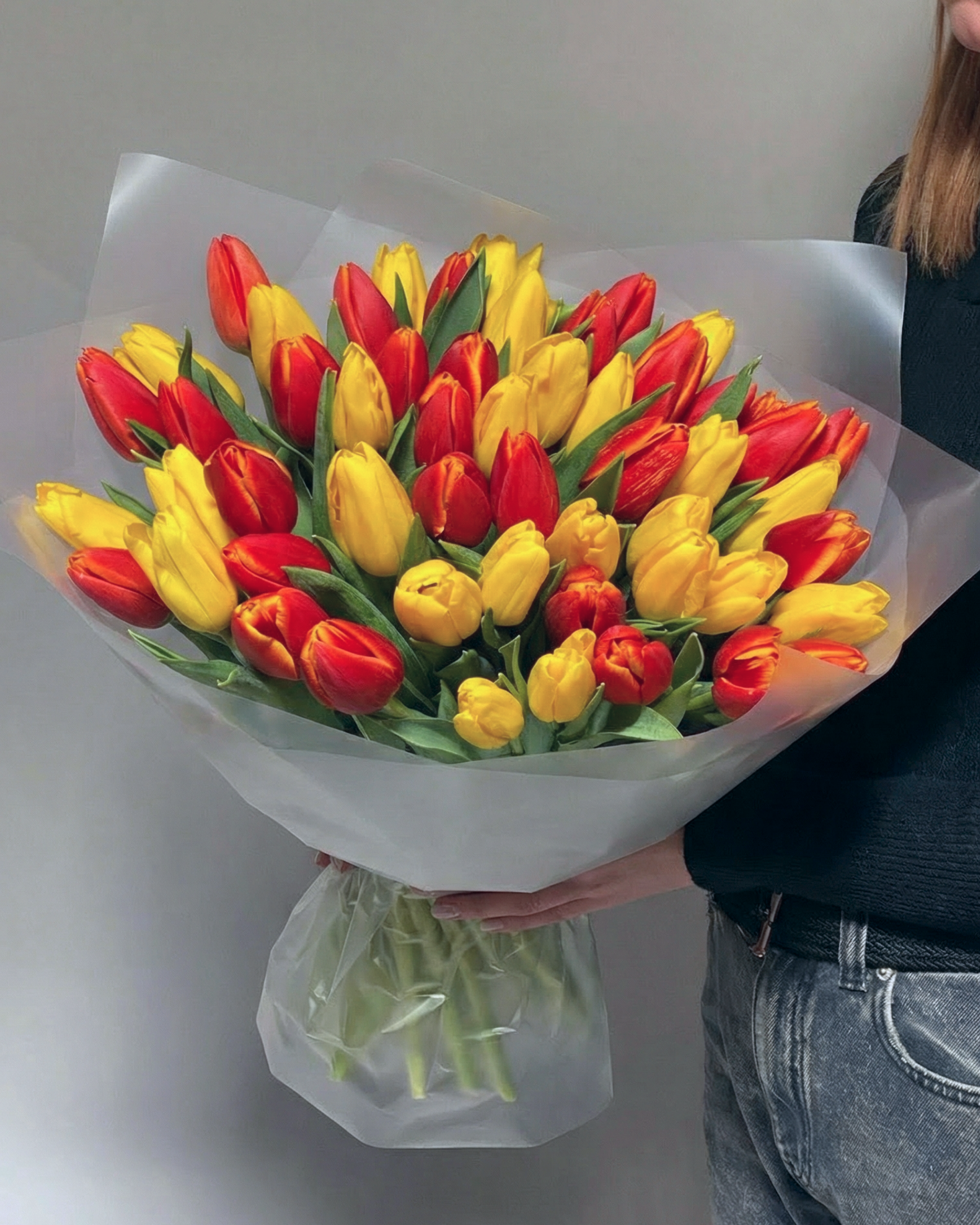 Букет из красных и желтых тюльпанов 51шт. - фото букета