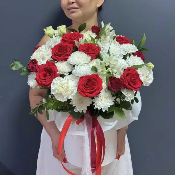 Цветочная композиция из роз и хризантем в шляпной коробке