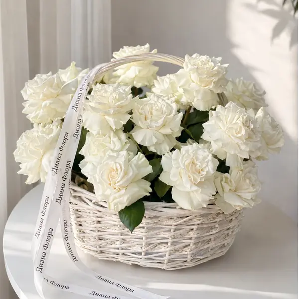 Белые розы в корзине