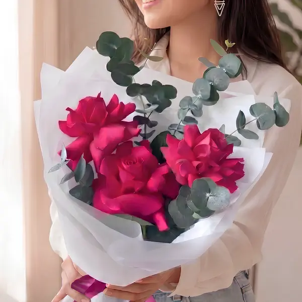 Букет из 3 французских роз с эвкалиптом