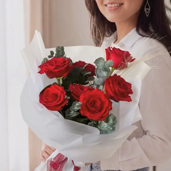 Букет из 7 красных роз с эвкалиптом