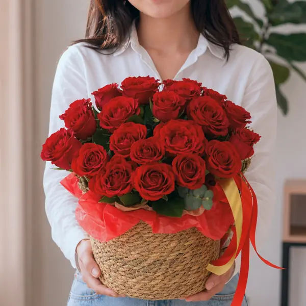 Корзина из 23 красных роз