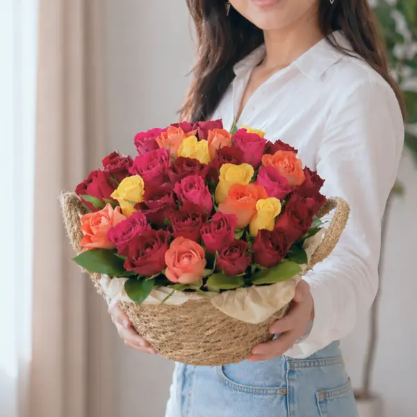 Корзина из 33 разноцветных роз