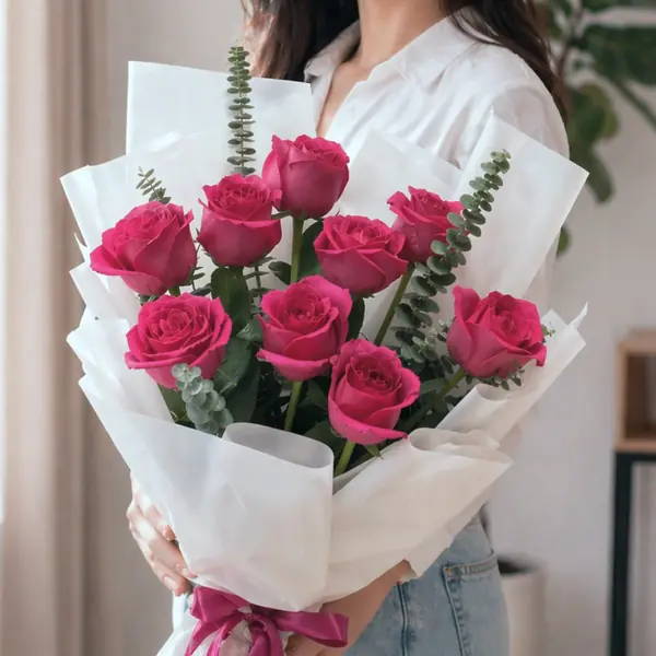 Букет из 9 ярко-розовых роз с эвкалиптом
