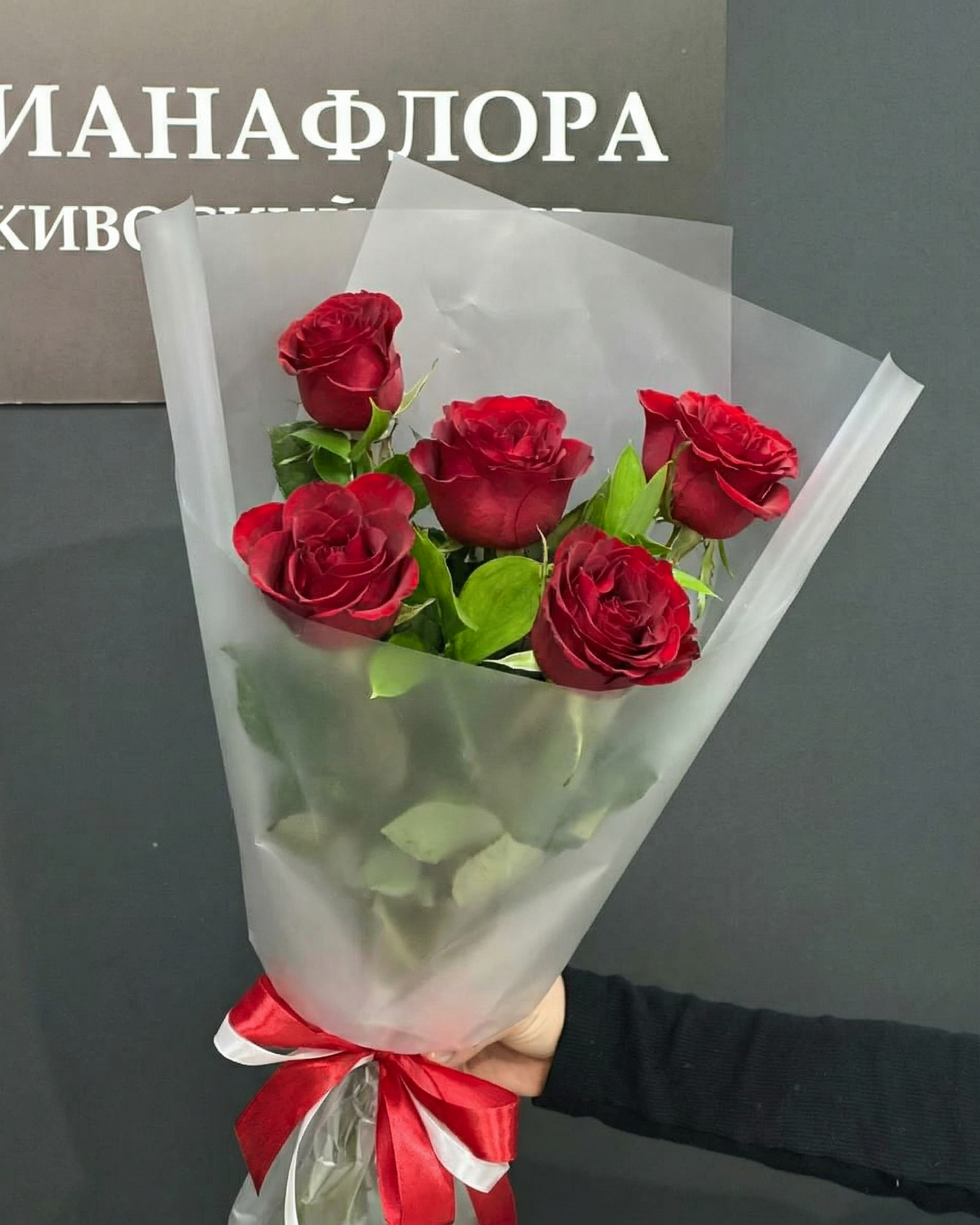 Букет из красных роз в упаковке - фото букета