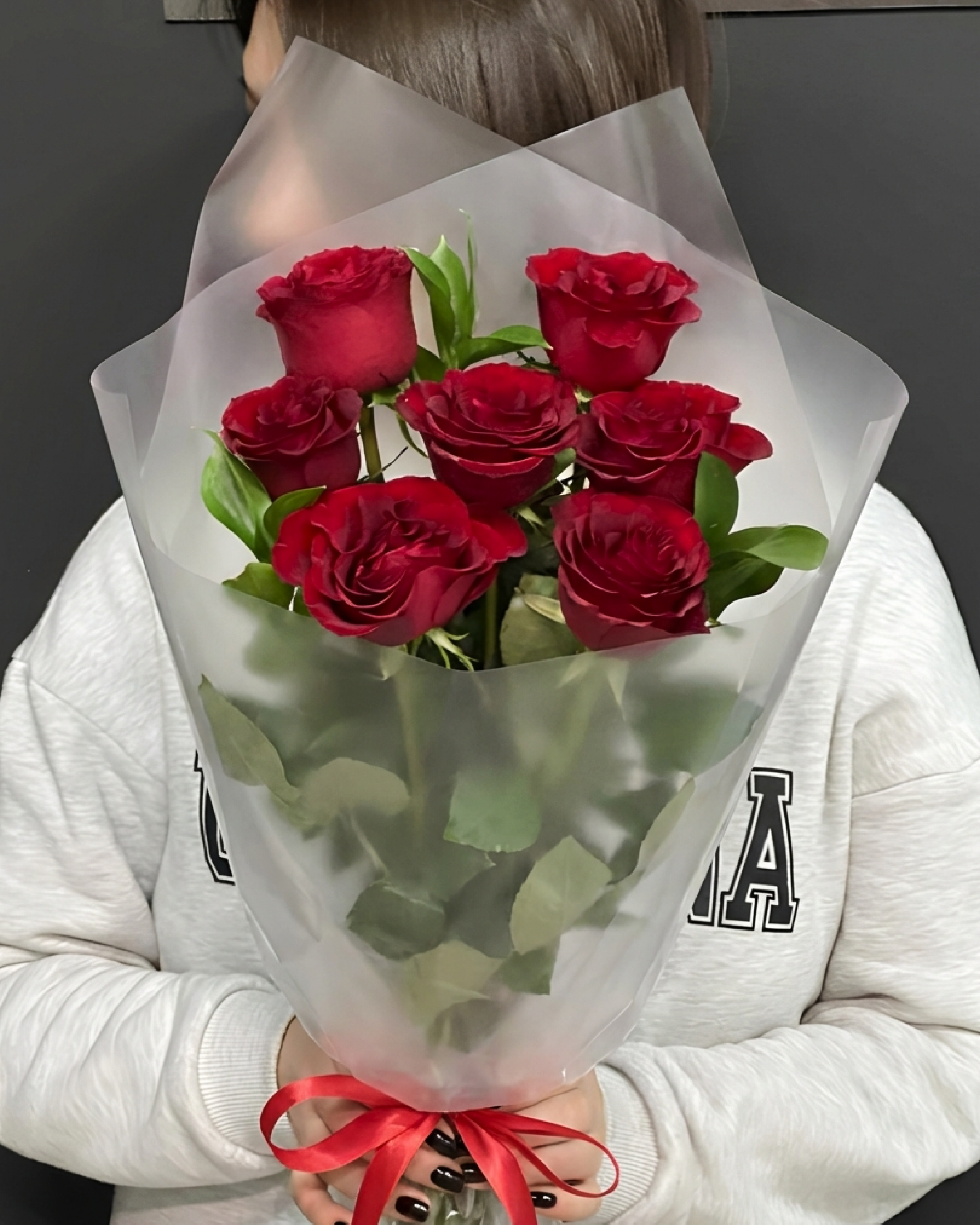 Букет из красных роз в упаковке - фото букета